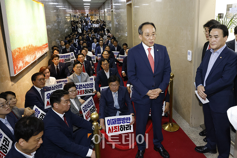 ▲추경호 국민의힘 원내대표가 10일 서울 여의도 국회 의장실 앞에서 원내대표 회동을 마친 뒤 상임위원장 선출 협상 결렬과 관련해 상황을 설명하고 있다. 고이란 기자 photoeran@