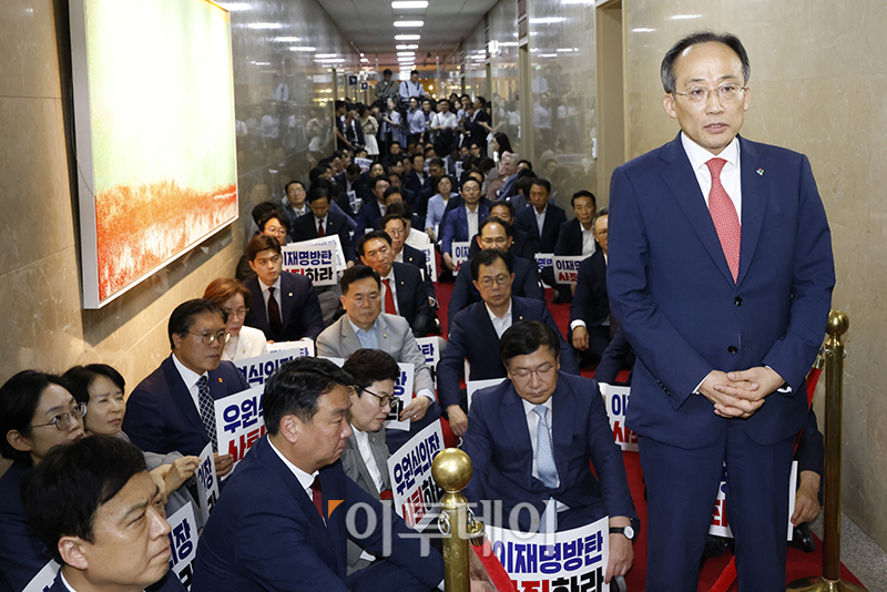 ▲추경호 국민의힘 원내대표가 10일 서울 여의도 국회 의장실 앞에서 원내대표 회동을 마친 뒤 상임위원장 선출 협상 결렬과 관련해 상황을 설명하고 있다. 고이란 기자 photoeran@