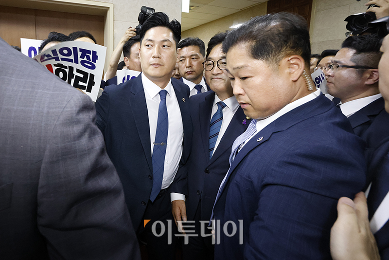 ▲우원식 국회의장이 10일 서울 여의도 국회 의장실 앞에서 국민의힘 의원들의 사퇴 촉구 시위를 뚫고 본회의를 열기 위해 회의장으로 이동하고 있다. 고이란 기자 photoeran@