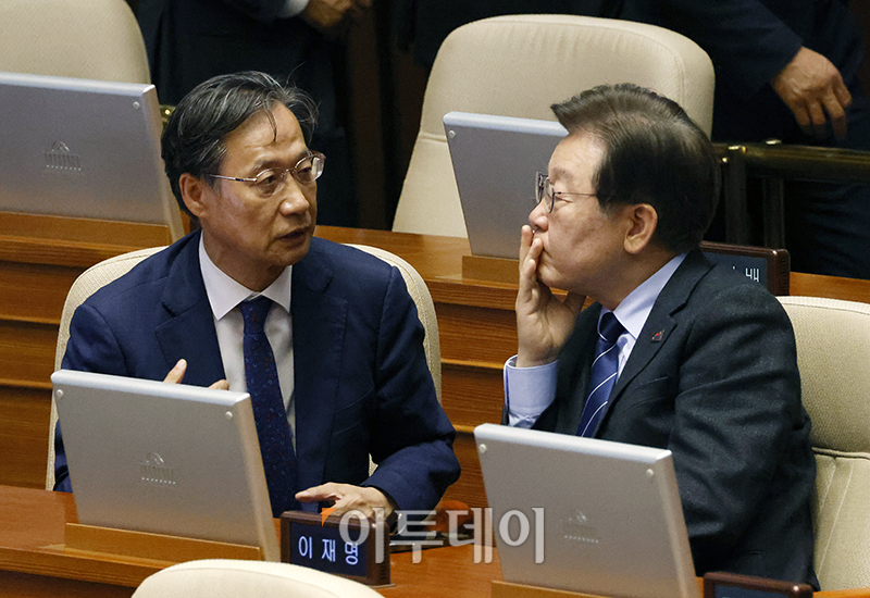 ▲이재명(오른쪽) 더불어민주당 대표와 유동수 의원이 10일 서울 여의도 국회에서 열린 본회의에서 대화하고 있다. 고이란 기자 photoeran@
