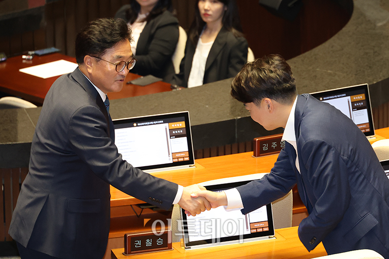 ▲우원식(왼쪽) 국회의장이 10일 서울 여의도 국회에서 열린 본회의에서 이준석 개혁신당 의원과 악수하고 있다. 고이란 기자 photoeran@