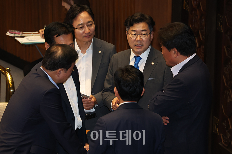 ▲박찬대 더불어민주당 원내대표가 10일 서울 여의도 국회에서 열린 본회의에서 동료 의원들과 대화하고 있다. 고이란 기자 photoeran@