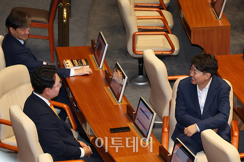 ▲이준석(오른쪽) 개혁신당 의원이 10일 서울 여의도 국회에서 열린 본회의에서 천하람(가운데) 개혁신당 원내대표와 조국 조국혁신당 대표와 대화하고 있다. 고이란 기자 photoeran@