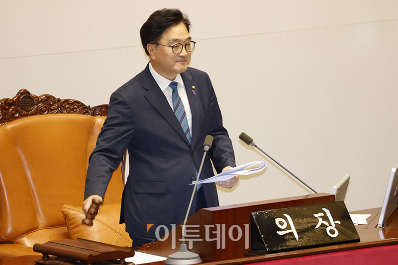 ▲우원식 국회의장이 10일 서울 여의도 국회에서 열린 본회의에서 운영위, 법사위 등 11개 상임위원장 당선자를 발표하고 있다. 고이란 기자 photoeran@
