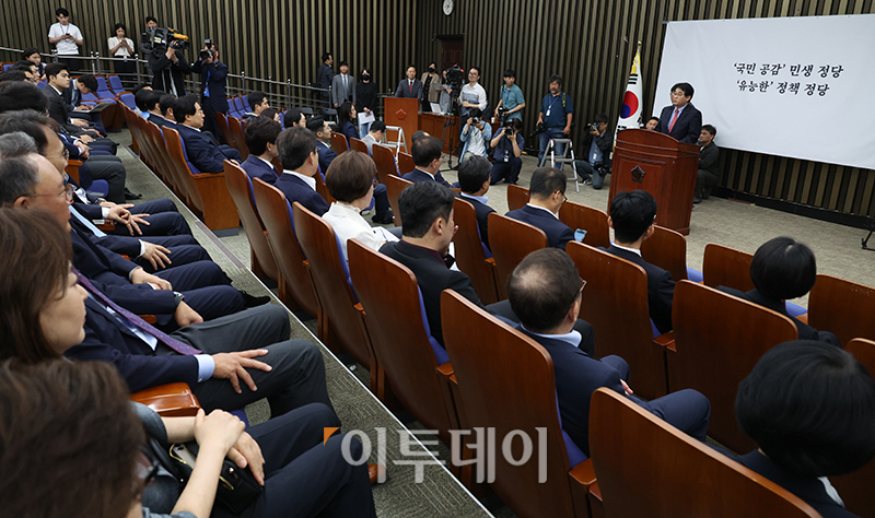 ▲배준영 국민의힘 원내수석부대표가 11일 서울 여의도 국회에서 열린 의원총회에서 우원식 국회의장 사퇴촉구 결의안을 낭독하고 있다. 고이란 기자 photoeran@