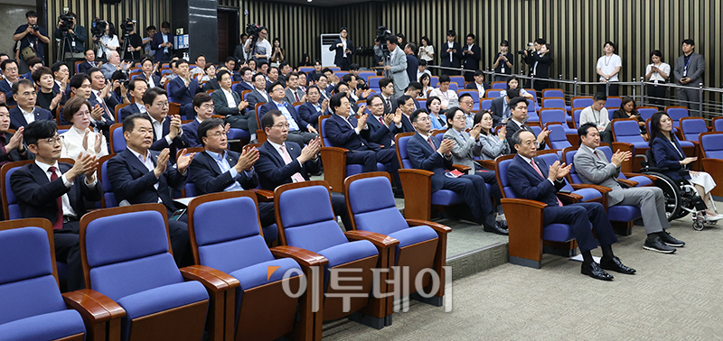 ▲11일 서울 여의도 국회에서 열린 의원총회에서 추경호 국민의힘 원내대표를 비롯한 의원들이 배준영 원내수석부대표가 우원식 국회의장 사퇴촉구 결의안 낭독을 마치자 박수치고 있다. 고이란 기자 photoeran@