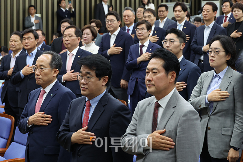 ▲추경호(앞줄 왼쪽) 국민의힘 원내대표가 11일 서울 여의도 국회에서 열린 의원총회에서 의원들과 국민의례를 하고 있다. 고이란 기자 photoeran@