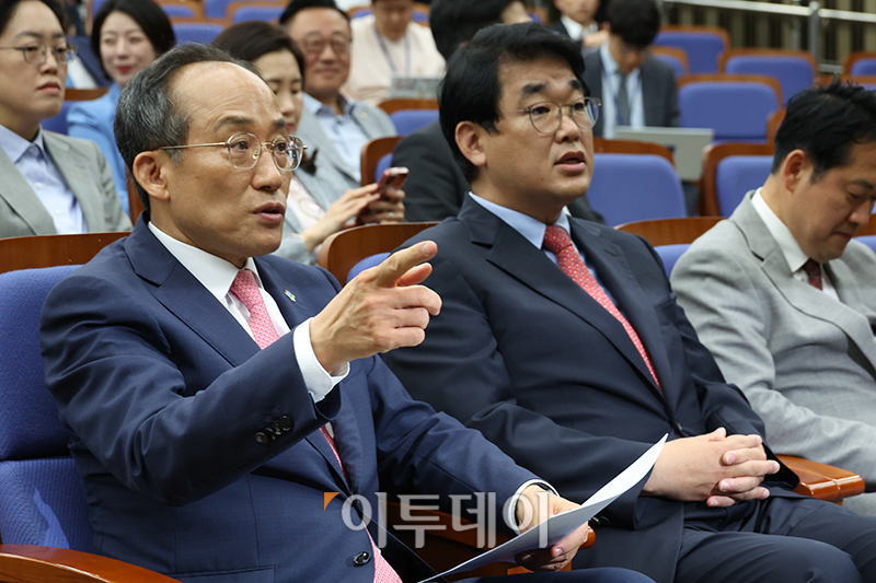 ▲추경호(왼쪽) 국민의힘 대표와 배준영 원내수석부대표가 11일 서울 여의도 국회에서 열린 의원총회에서 대화하고 있다. 고이란 기자 photoeran@