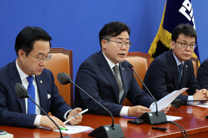 ▲더불어민주당 박찬대 원내대표가 11일 오전 서울 여의도 국회에서 열린 원내대책회의를 주재하고 있다. (연합뉴스)