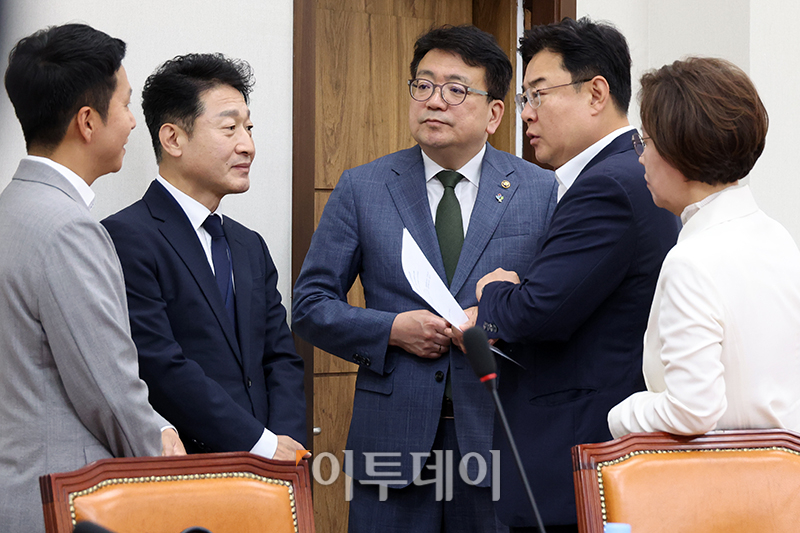 ▲11일 서울 여의도 국회에서 국민의힘 에너지특별위원회 전체회의 시작 전, 김성원(오른쪽 두번째) 위원장이 참석자들과 대화하고 있다. 고이란 기자 photoeran@