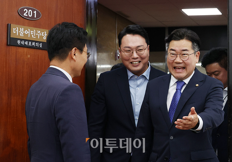 ▲천하람(가운데) 개혁신당 원내대표가 11일 서울 여의도 국회에서 박찬대 더불어민주당 원내대표를 예방하고 있다. 고이란 기자 photoeran@