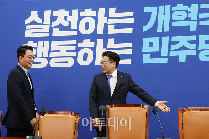 ▲천하람(왼쪽) 개혁신당 원내대표가 11일 서울 여의도 국회에서 박찬대 더불어민주당 원내대표를 예방하고 있다. 고이란 기자 photoeran@