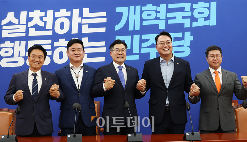 ▲천하람(오른쪽 두번째) 개혁신당 원내대표가 11일 서울 여의도 국회에서 박찬대(가운데) 더불어민주당 원내대표를 예방하고 있다. 고이란 기자 photoeran@