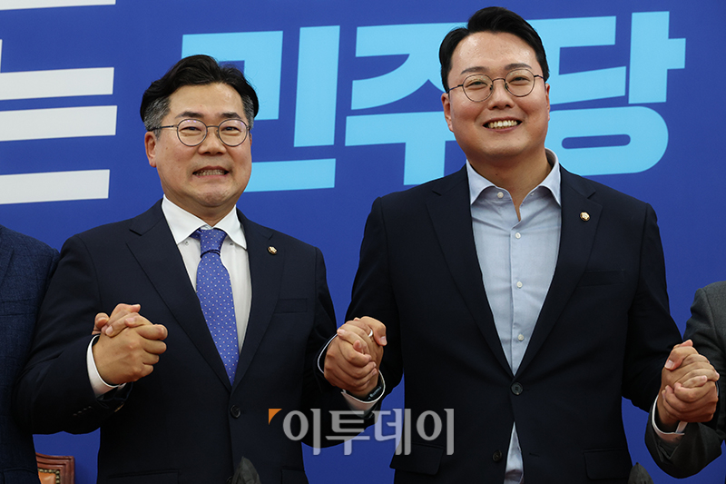 ▲천하람(오른쪽) 개혁신당 원내대표가 11일 서울 여의도 국회에서 박찬대 더불어민주당 원내대표를 예방하고 있다. 고이란 기자 photoeran@