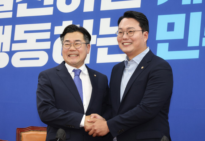 ▲더불어민주당 박찬대 원내대표(왼쪽)가 11일 오후 국회에서 예방한 개혁신당 천하람 원내대표와 인사하고 있다. (연합뉴스)