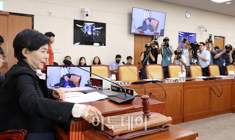 ▲11일 서울 여의도 국회에서 열린 과학기술정보방송통신위원회 전체회의에서 최민희 위원장이 간사 선출을 위한 안건을 상정하고 있다. 사임계를 제출한 국민의힘 소속 위원들은 이날 회의에 참석하지 않아 자리가 텅 비어있다. 고이란 기자 photoeran@