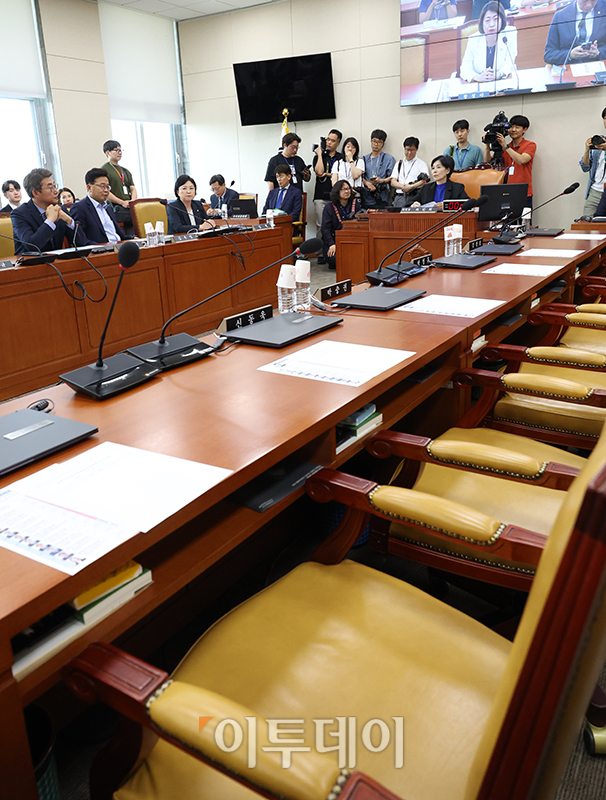 ▲11일 서울 여의도 국회에서 간사 선출을 위한 과학기술정보방송통신위원회 전체회의가 열린 가운데 사임계를 제출한 국민의힘 소속 위원들이 회의에 불참해 자리가 텅 비어있다. 고이란 기자 photoeran@