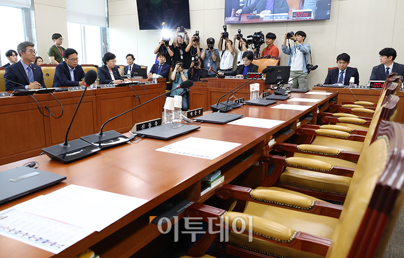 ▲11일 서울 여의도 국회에서 열린 과학기술정보방송통신위원회 전체회의에서 최민희 위원장이 간사 선출을 위한 안건을 상정하고 있다. 사임계를 제출한 국민의힘 소속 위원들은 이날 회의에 참석하지 않아 자리가 텅 비어있다. 고이란 기자 photoeran@