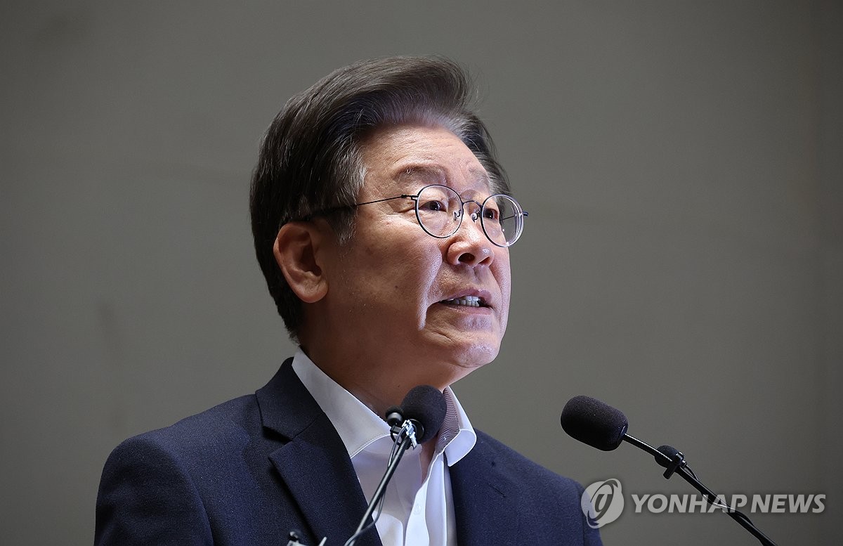 ▲ 이재명  더불어민주당 대표가 11일 국회에서 열린 의원총회에서 발언을 하고 있다. 이 대표는 이날 오전 서울중앙지법에서 열린 ‘대장동·위례·성남FC·백현동 배임·뇌물’ 혐의 공판에는 불출석했다. (연합뉴스)