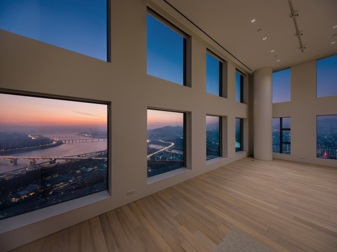 ▲서울 성동구 ‘아크로 서울포레스트’ 가구 내 한강 조망 모습.(사진제공=DL이앤씨)