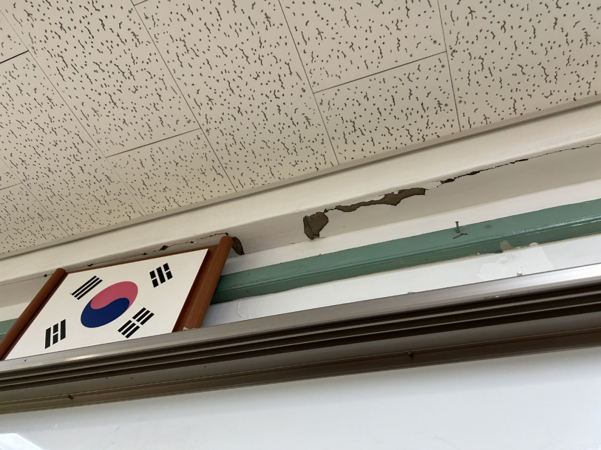 ▲12일 오전 전북 부안군에서 발생한 4.8 규모 지진으로 부안군 계화면에 있는 한 중학교 교실 천장에 금이 가 있다. 연합뉴스 (사진제공=전북자치도교육청)