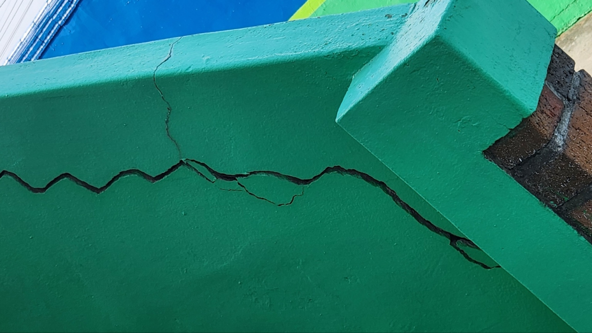 ▲12일 오전 전북 부안군에서 발생한 4.8 규모 지진으로 부안군 행안면에 있는 한 사무실 건물에 금이 가 있다. (연합뉴스)