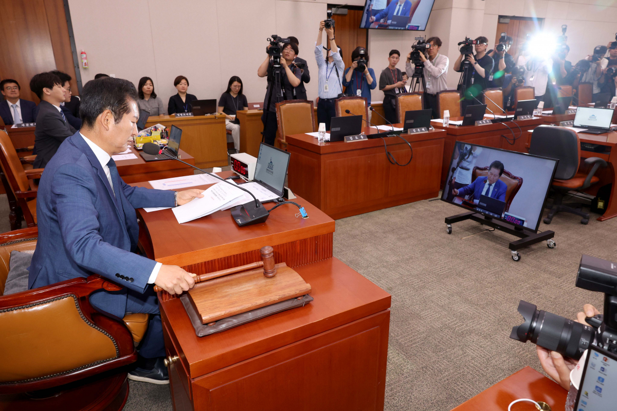 ▲정청래 국회 법제사법위원회 위원장이 12일 서울 여의도 국회에서 열린 법사위 첫 전체회의에서 의사봉을 두드리고 있다. 더불어민주당의 상임위 일정에 보이콧을 선언한 국민의힘 의원들은 이날 회의에 불참했다. 신태현 기자 holjjak@