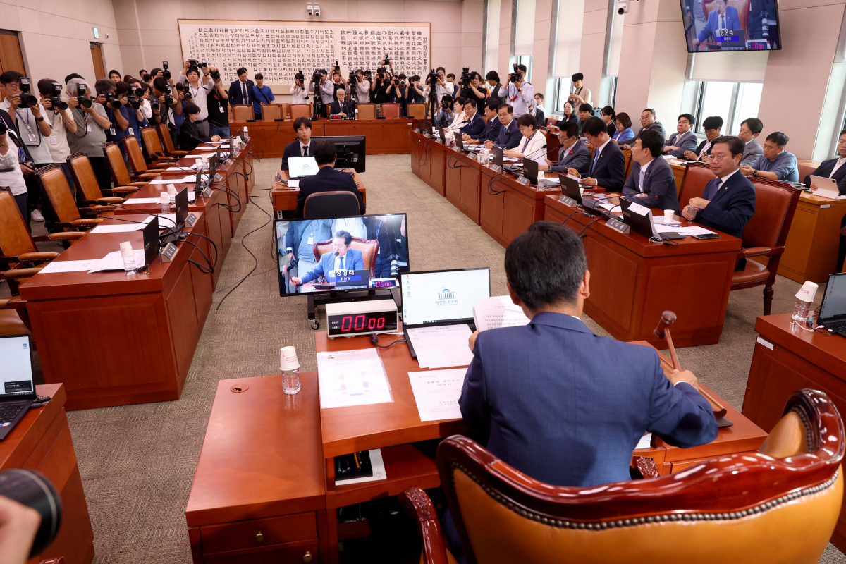 ▲정청래 국회 법제사법위원회 위원장이 12일 서울 여의도 국회에서 열린 법사위 첫 전체회의에서 순직 해병 수사 방해 및 사건 은폐 등의 진상규명을 위한 특별검사의 임명 등에 관한 법률안을 상정하고 있다. 더불어민주당의 상임위 일정에 보이콧을 선언한 국민의힘 의원들은 이날 회의에 불참했다. 신태현 기자 holjjak@