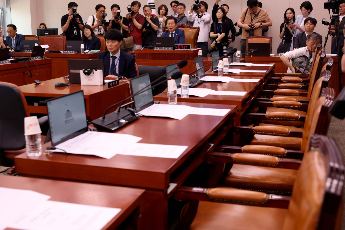 ▲12일 서울 여의도 국회에서 법제사법위원회 첫 전체회의가 더불어민주당의 상임위 일정에 보이콧을 선언한 국민의힘 의원들이 불참한 채 진행되고 있다. 신태현 기자 holjjak@