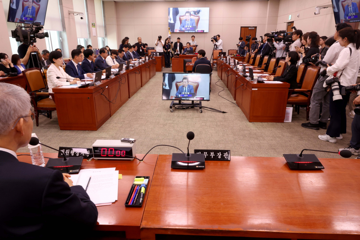 ▲12일 서울 여의도 국회에서 법제사법위원회 첫 전체회의가 박성재 법무부 장관과 더불어민주당의 상임위 일정에 보이콧을 선언한 국민의힘 의원들이 불참한 채 진행되고 있다. 신태현 기자 holjjak@