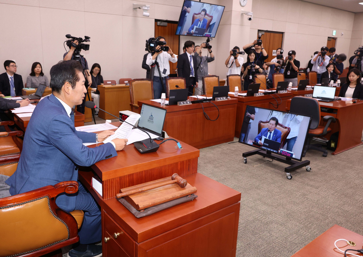▲정청래 국회 법제사법위원회 위원장이 12일 서울 여의도 국회에서 열린 법사위 첫 전체회의에서 발언하고 있다. 더불어민주당의 상임위 일정에 보이콧을 선언한 국민의힘 의원들은 이날 회의에 불참했다. 신태현 기자 holjjak@
