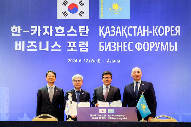 ▲윤희성 수은 행장이 12일(현지시간) 카자흐스탄 아스타나 힐튼호텔에서 열린 '2024 한-카자흐스탄 비즈니스 포럼'에 참석해 마랏 옐리바예프(Marat Yelibayev) 카자흐스탄 국영개발은행(DBK) 은행장과 만나 5000만달러 규모의 전대금융 지원을 위한 업무협약을 체결했다. 사진 왼쪽부터 안덕근 산자부 장관, 윤희성 수은 행장, 마랏 옐리바예프 DBK 행장, 샤를라파예프 카나트 산업건설부 장관.