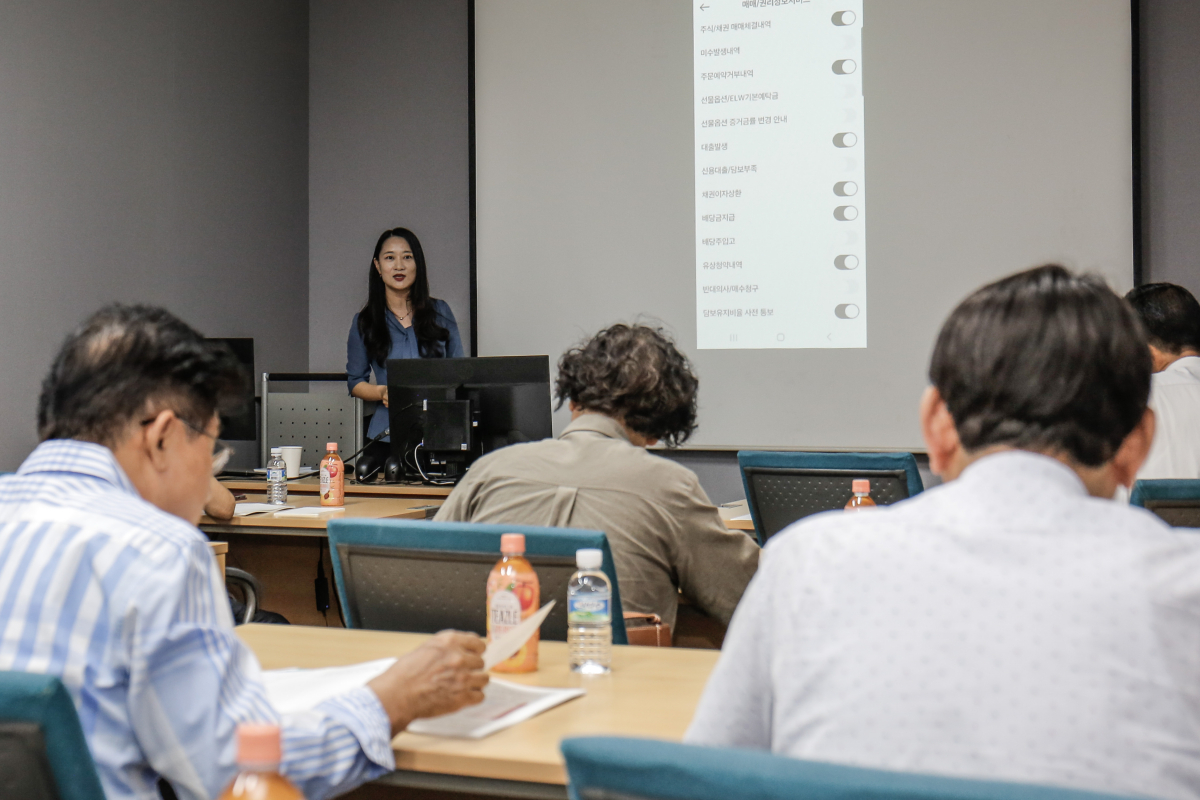 ▲대신증권 금융지원센터가 12일 시니어 고객을 대상으로 스마트폰 거래 교육을 진행하고 있다. (사진=대신증권)