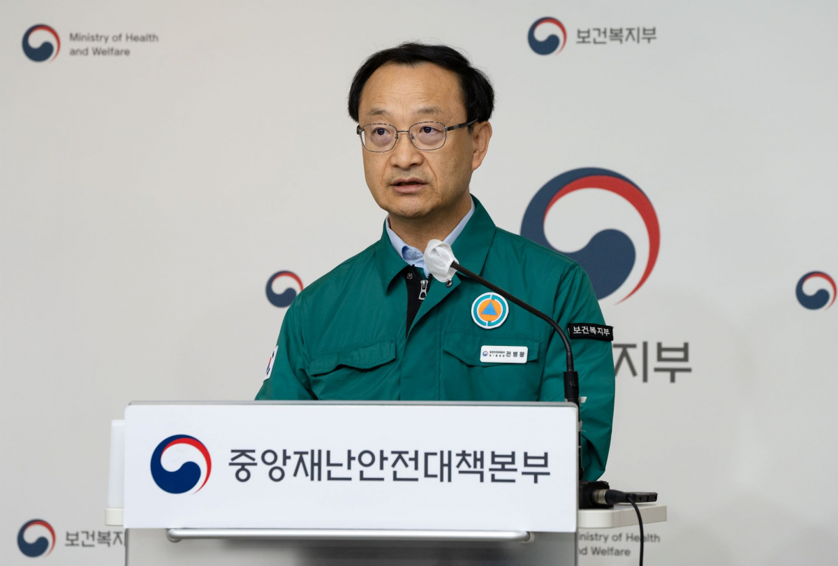 ▲전병왕 의사 집단행동 중앙재난안전대책본부(중대본) 1통제관(보건복지부 보건의료정책실장)이 13일 정부세종청사에서 중대본 회의 결과를 발표하고 있다. (사진제공=보건복지부)