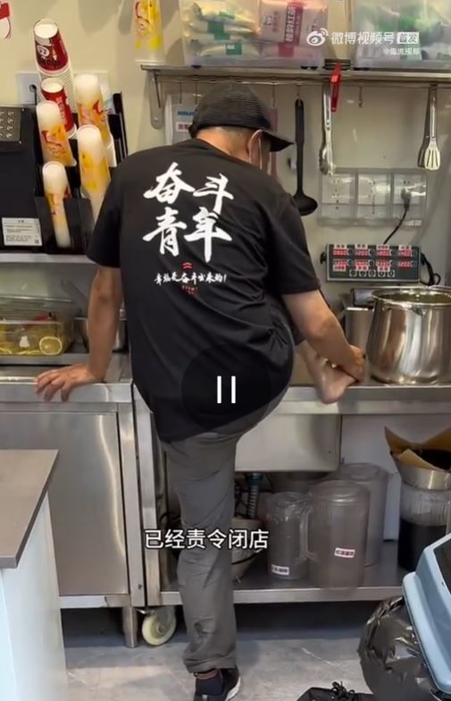 ▲최근 중국 소셜미디어(SNS) 웨이보에서 밀크티 전문점 미쉐빙청(蜜雪氷城)의 한 남성 직원이 운동화를 벗고 싱크대에서 발을 씻는 영상이 확산됐다. (출처=웨이보 캡처)