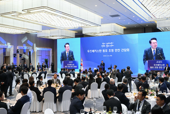 ▲우즈베키스탄을 국빈 방문한 윤석열 대통령이 13일 오후(현지시간) 타슈켄트 힐튼호텔에서 열린 동포 만찬 간담회에서 격려사를 하고 있다. (연합뉴스)