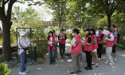 ▲이달 13일 진행된 시민 참여 정원관리 활동에서 정원관리 기본 교육이 진행되고 있다. (자료제공=서울시)