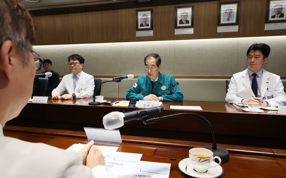 ▲한덕수 국무총리가 14일 의사집단행동 대비 현장 점검차 서울 동작구 보라매병원을 찾아 직원들을 격려하고 현황 보고를 받기에 앞서 인사말을 하고 있다. (연합뉴스)