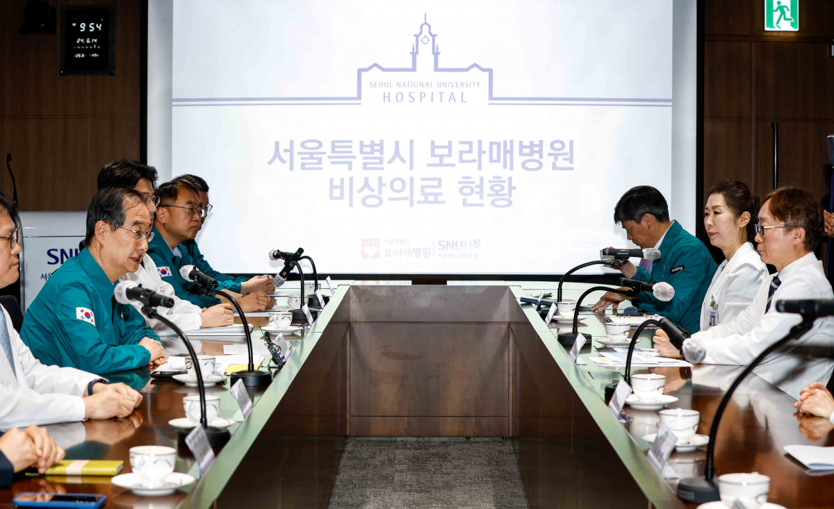 ▲한덕수 국무총리가 14일 서울 동작구 보라매병원에서 의사집단행동에 대비하기 위해 의료진과 의견을 나누고 있다. 신태현 기자 holjjak@