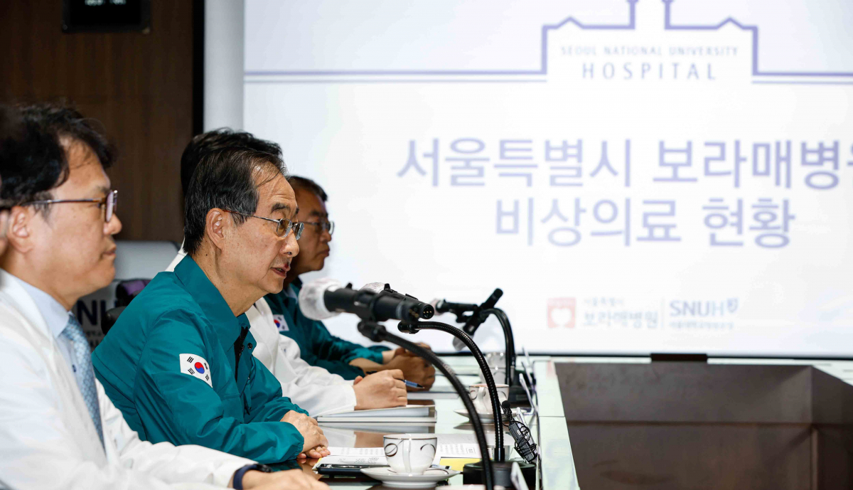 ▲한덕수 국무총리가 14일 서울 동작구 보라매병원에서 의사집단행동에 대비하기 위해 의료진과 의견을 나누고 있다. 신태현 기자 holjjak@