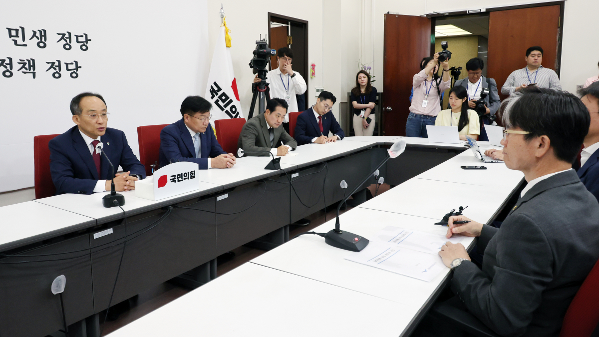 ▲추경호(오른쪽) 국민의힘 원내대표가 14일 오전 서울 여의도 국회에서 채해병 사망 사건의 신속한 수사 촉구를 위해 오동운 고위공직자범죄수사처장(공수처장)과 면담하고 있다.  (뉴시스)