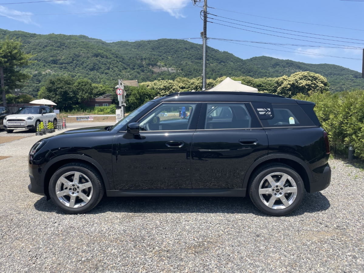 ▲‘뉴 미니 컨트리맨’ 측면 디자인. 커진 차체가 확실히 느껴진다. (이민재 기자 2mj@)