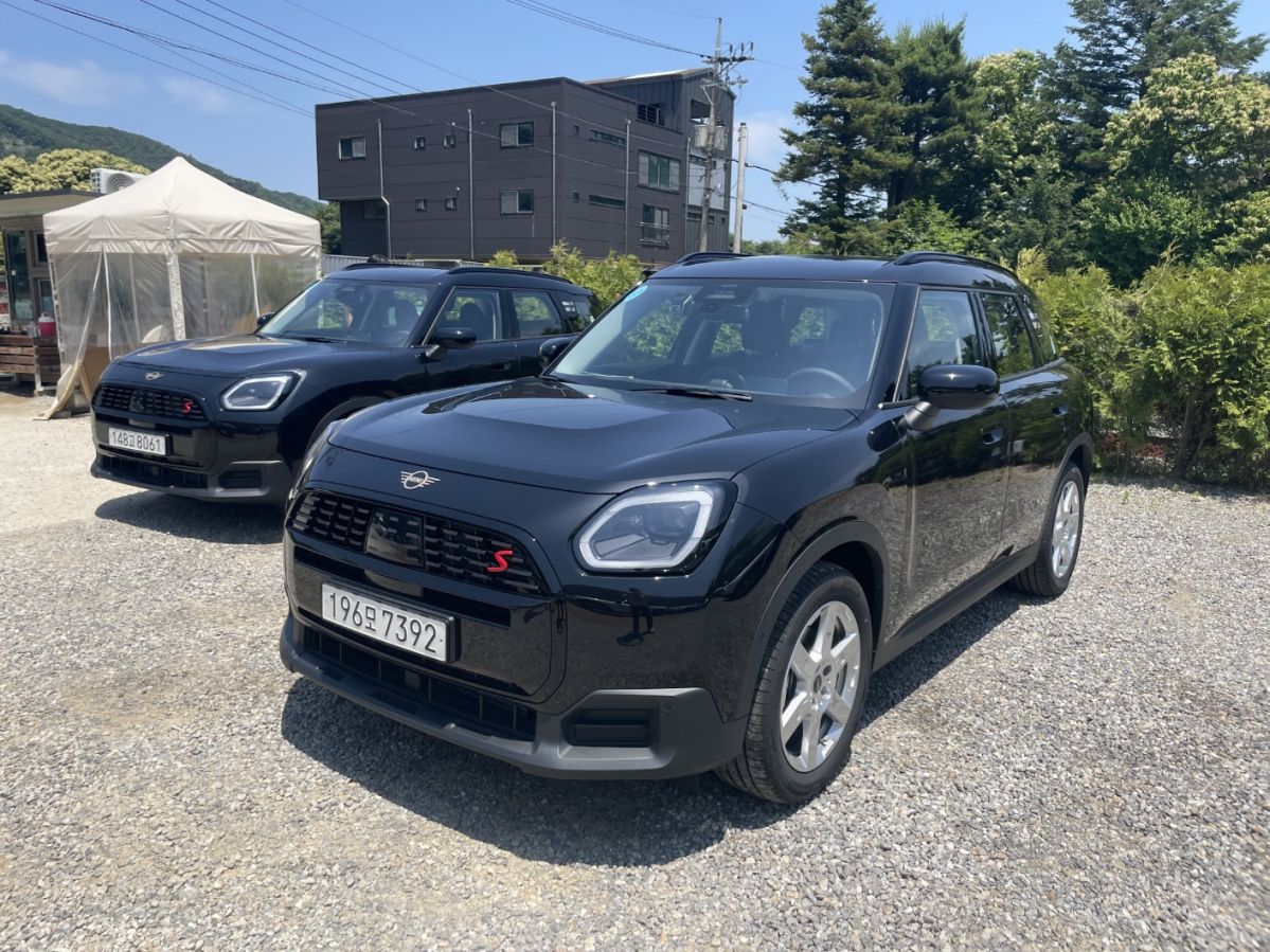 ▲‘뉴 미니 컨트리맨’ 정측면. 본닛 자체가 크고 묵직하게 디자인됐다. (이민재 기자 2mj@)