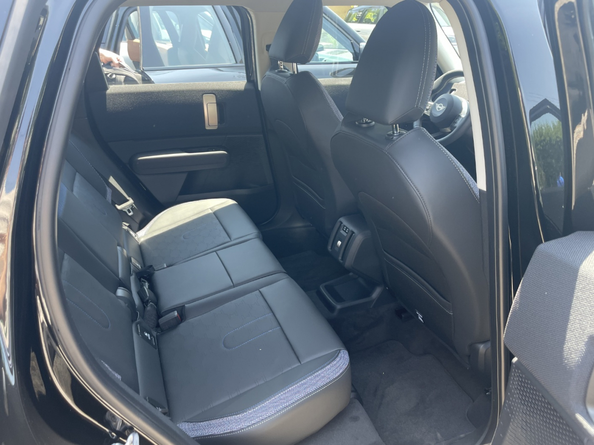 ▲‘뉴 미니 컨트리맨’ 2열. 성인 남성이 앉아도 충분한 공간이 확보된다. (이민재 기자 2mj@)