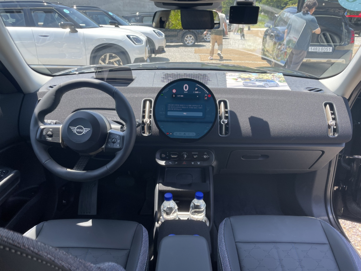 ▲‘뉴 미니 컨트리맨’ 1열 디자인. '원형 OLED 디스플레이'가 두 개의 휠이 있는 듯한 착각을 일으킨다. (이민재 기자 2mj@)