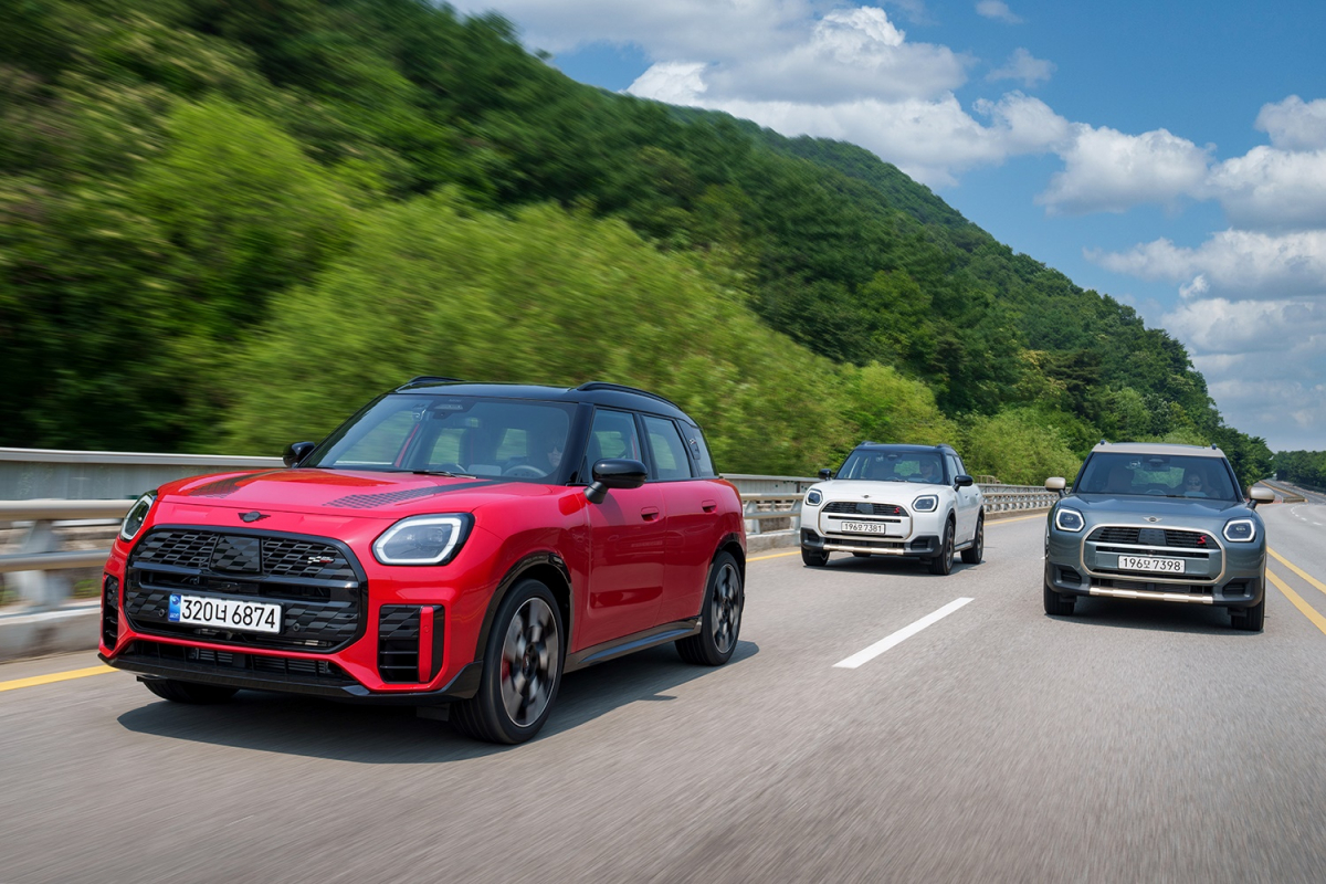▲‘뉴 미니 컨트리맨’의 주행 이미지 전면. (사진제공=MINI 코리아)