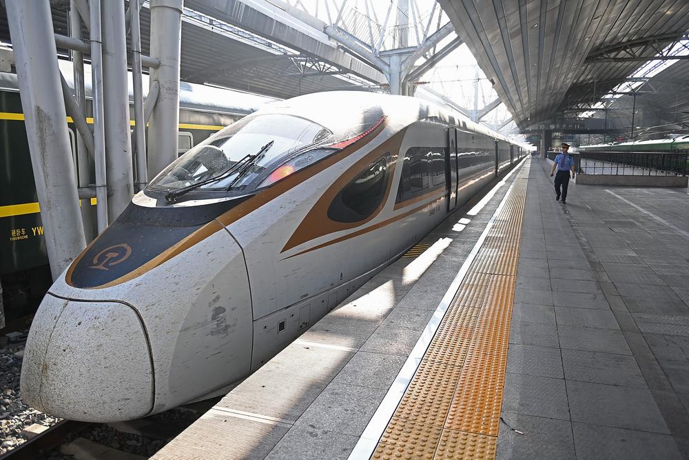 ▲15일 베이징역에 정차한 상하이행 G3편 열차. 사진=신화통신/뉴시스