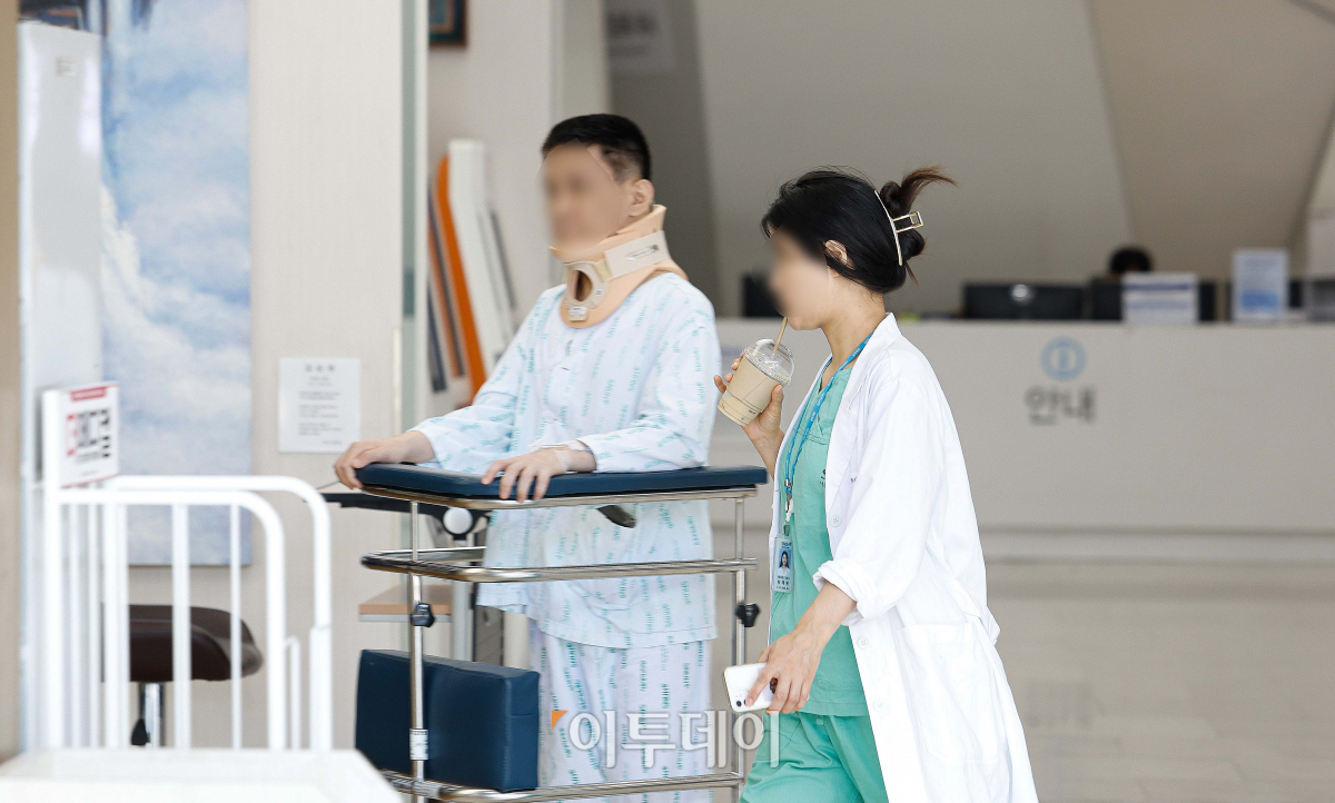 ▲서울대병원, 분당서울대병원, 서울시보라매병원, 서울대병원 강남센터 등 서울대 의대 산하 4개 병원 휴진을 하루 앞둔 16일 서울 종로구 서울대학교병원에서 한 의료진과 환자가 발걸음을 옮기고 있다. 조현호 기자 hyunho@