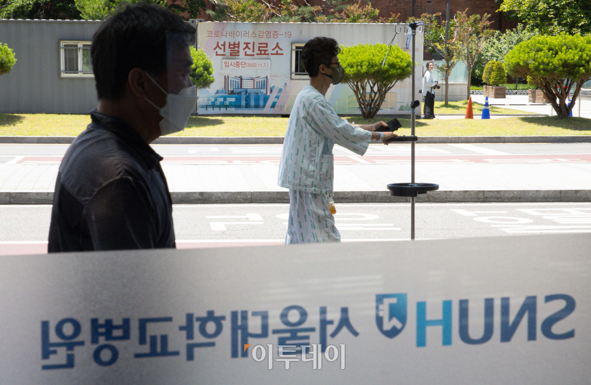 ▲서울대병원, 분당서울대병원, 서울시보라매병원, 서울대병원 강남센터 등 서울대 의대 산하 4개 병원 휴진을 하루 앞둔 16일 서울 종로구 서울대학교병원에서 시민들이 발걸음을 옮기고 있다. 조현호 기자 hyunho@