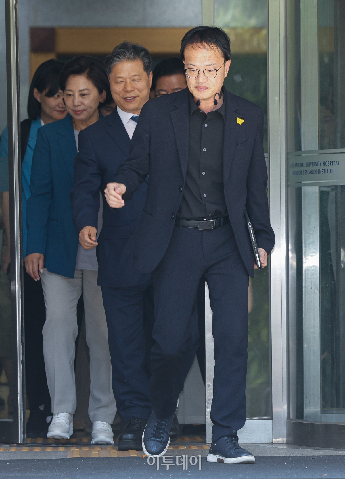 ▲서울대 의대 산하 4개 병원 휴진을 하루 앞둔 16일 국회 보건복지위원회 박주민 위원장을 비롯한 위원들이 서울 종로구 서울대학교병원에서 비공개로 열린 국회 보건복지위-서울대 의대·서울대병원 교수 비대위 간담회를 마치고 이동하고 있다. 조현호 기자 hyunho@